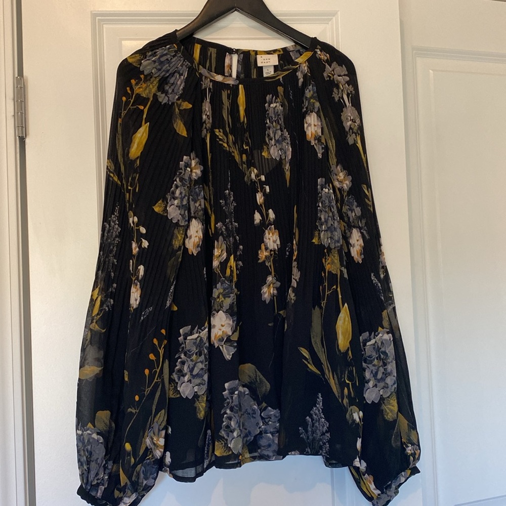 NWT sheer pleated blouse - Picture 3 of 8